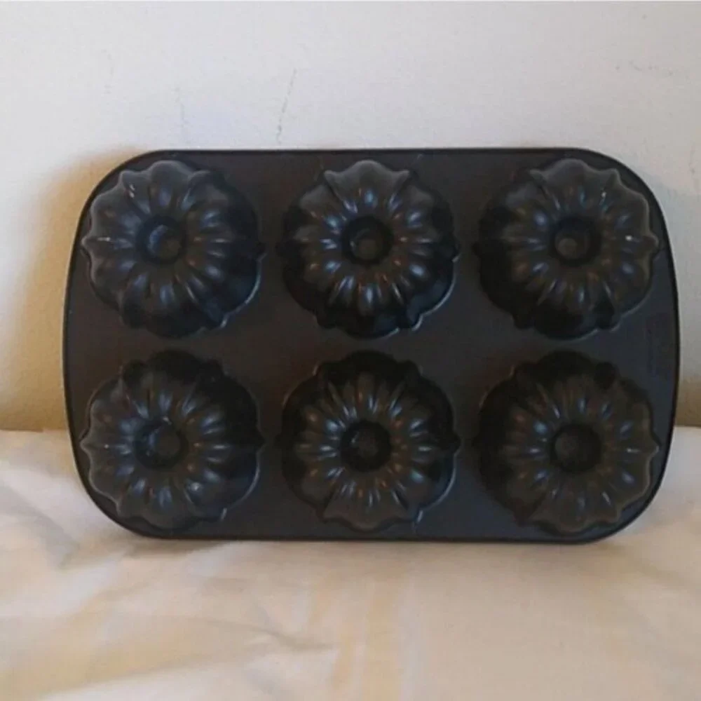 Nordic Ware Bundt Muffin Pan 6-Cup Nonstick Cast Aluminum Bakeware-LIKE NEW